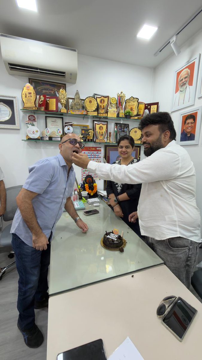 SangoreDr's tweet image. 🎉 वाढदिवस सोहळा 🎉
श्री. डॉ. शिल्पा संगोरे
(नगरसेविका, प्रभाग १७)
तसेच
श्री. डॉ. सौरभ संगोरे
यांच्या उपस्थितीत
श्री. रचित जैन
(प्रभाग अध्यक्ष)
यांचा वाढदिवस भारतीय जनता पक्षाच्या कार्यकर्त्यांसमवेत उत्साहात साजरा करण्यात आला 🙌
जनतेसाठी सातत्याने कार्य करणारे.

#birthday