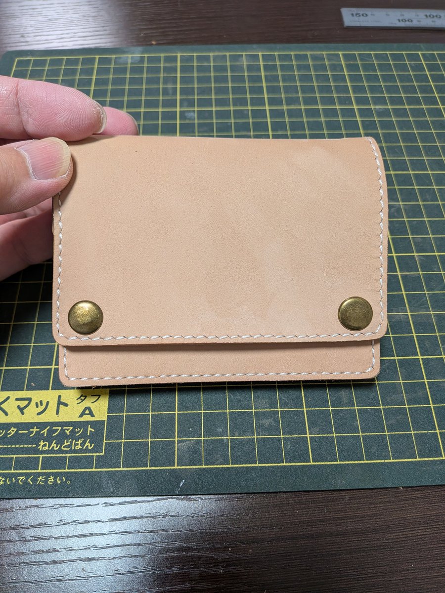 tonkitu's tweet photo. こっそりと自分用財布、実質7代目完成してました⋯
収納を減らして、ファスナーをやめました
感想?反省点？
・カード入れや収納が窮屈
・つなぎ目が勿体なくて、無理矢理カード入れを付けたけど不細工⋯
当たり前の事をしれっと言いますけど、大きい方が収納から出し入れしやすい　笑 https://t.co/uUVCOWxurm