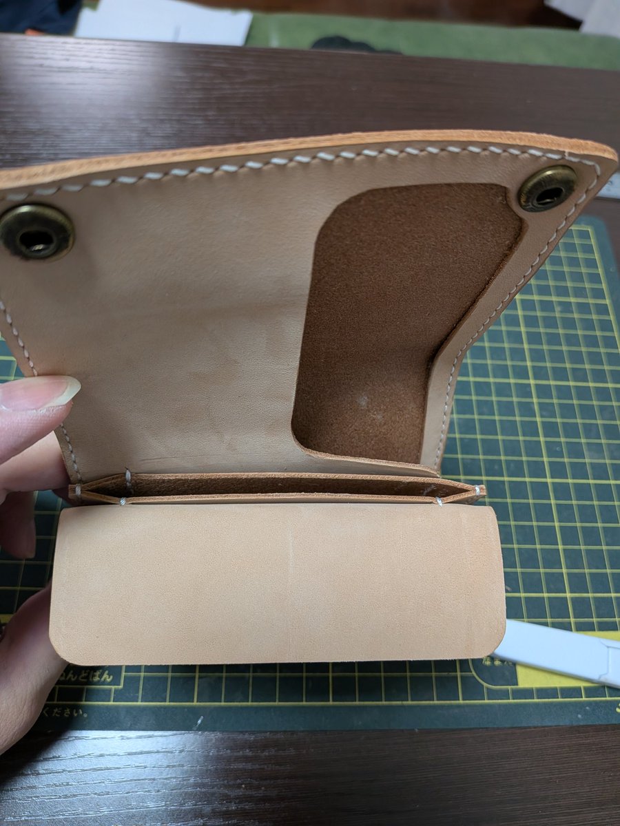 tonkitu's tweet photo. こっそりと自分用財布、実質7代目完成してました⋯
収納を減らして、ファスナーをやめました
感想?反省点？
・カード入れや収納が窮屈
・つなぎ目が勿体なくて、無理矢理カード入れを付けたけど不細工⋯
当たり前の事をしれっと言いますけど、大きい方が収納から出し入れしやすい　笑 https://t.co/uUVCOWxurm