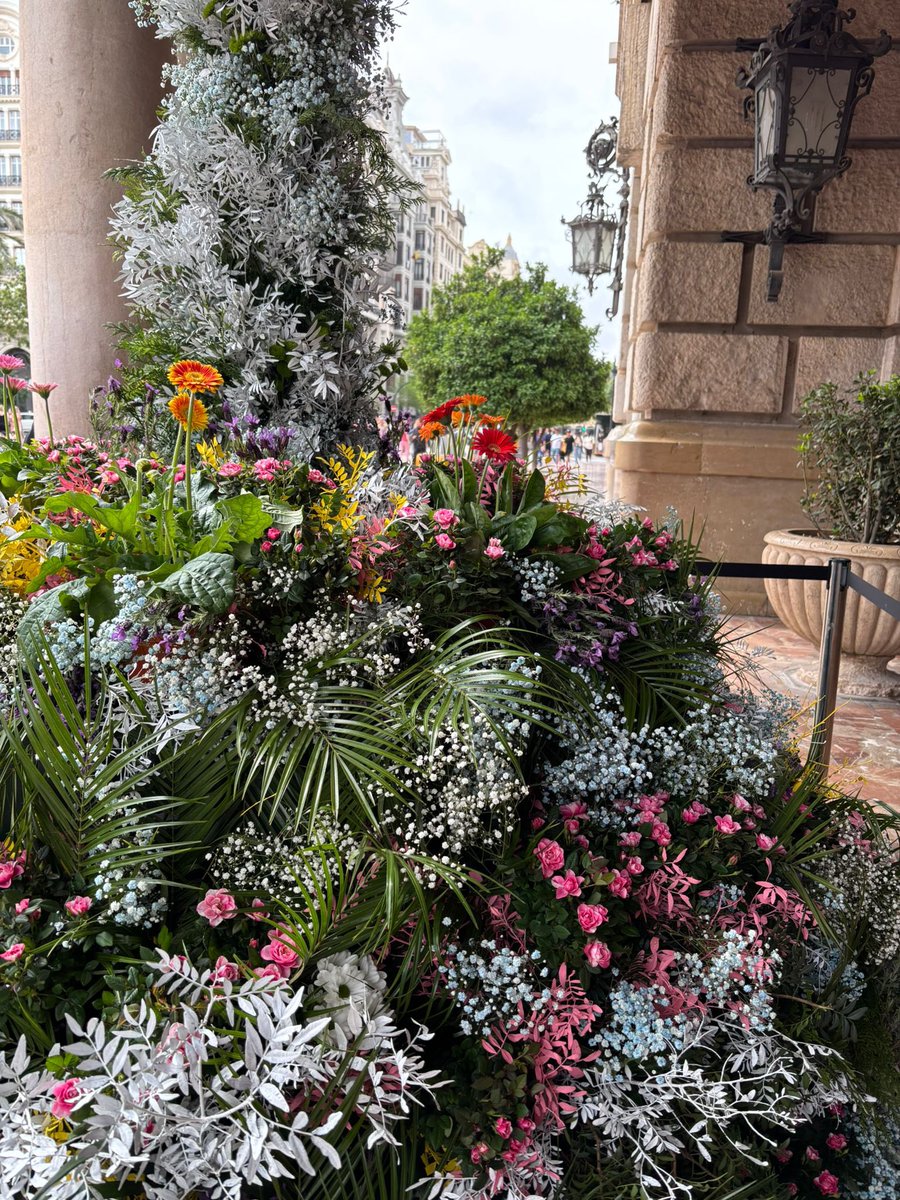 festesdeVLC's tweet photo. ✝️ València rinde homenaje a las madres con la Cruz de Mayo

🌸 Por tercer año consecutivo, la Delegación de Fiestas y Tradiciones del @AjuntamentVLC la ubica en la puerta del consistorio, en este año con 💐 una composición floral de inspiración mediterránea https://t.co/8RMIDHOAdc