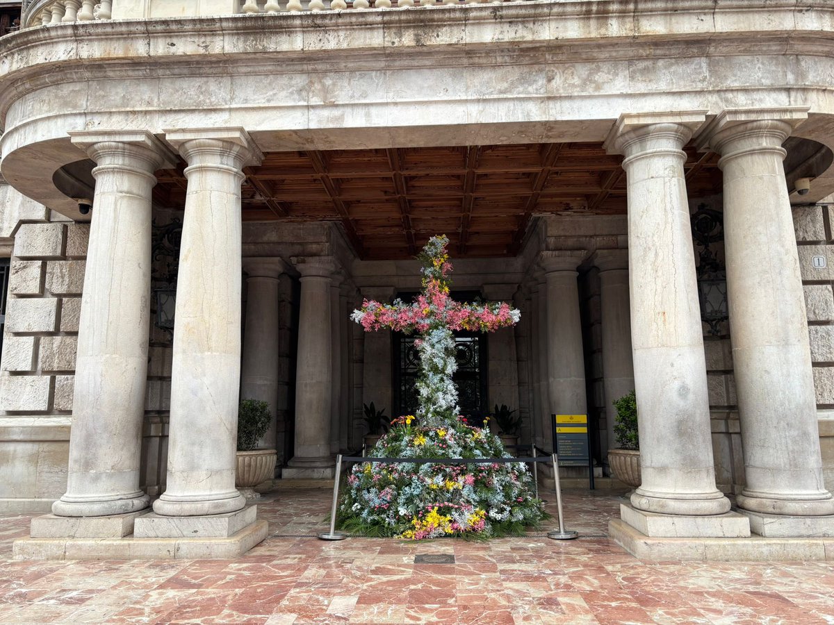 festesdeVLC's tweet photo. ✝️ València rinde homenaje a las madres con la Cruz de Mayo

🌸 Por tercer año consecutivo, la Delegación de Fiestas y Tradiciones del @AjuntamentVLC la ubica en la puerta del consistorio, en este año con 💐 una composición floral de inspiración mediterránea https://t.co/8RMIDHOAdc
