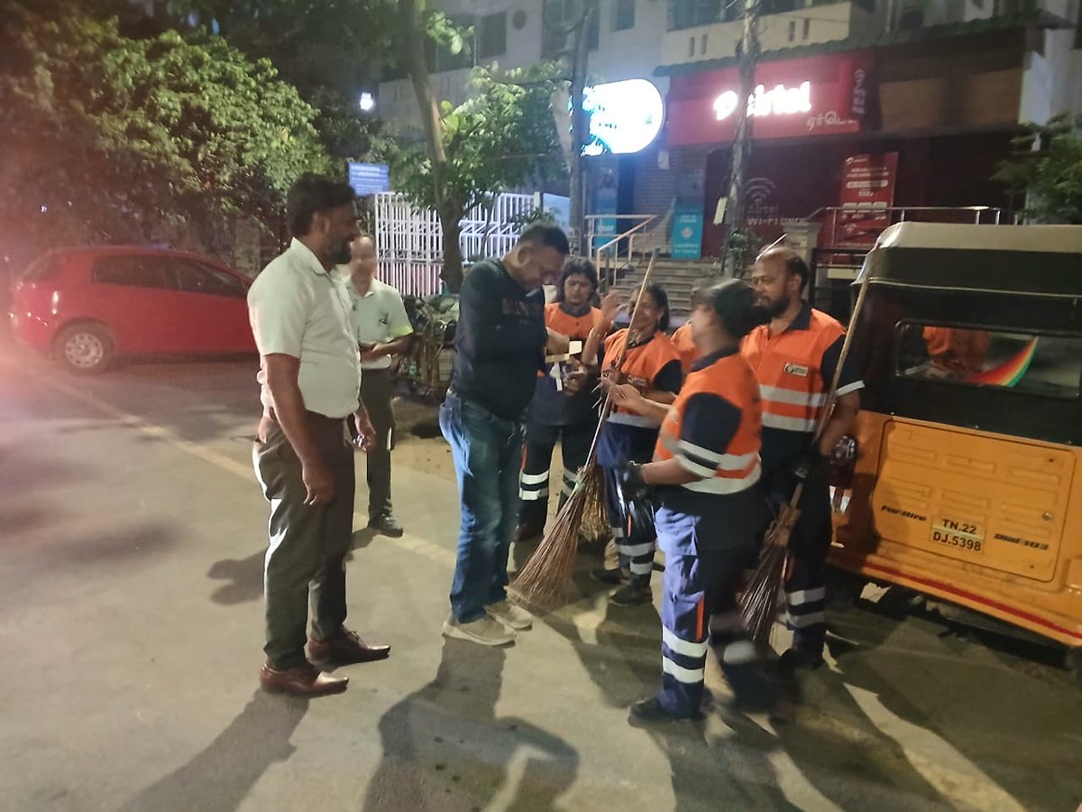 SumeetUrbaser's tweet image. A visit that made the day truly special 
This Labour Day at Z13 Ward 174/179, MG Road, our respected CEO appreciated our team with sweets—honouring their dedication and hard work.
#LabourDay #Gratitude #urbasersumeet #leadership