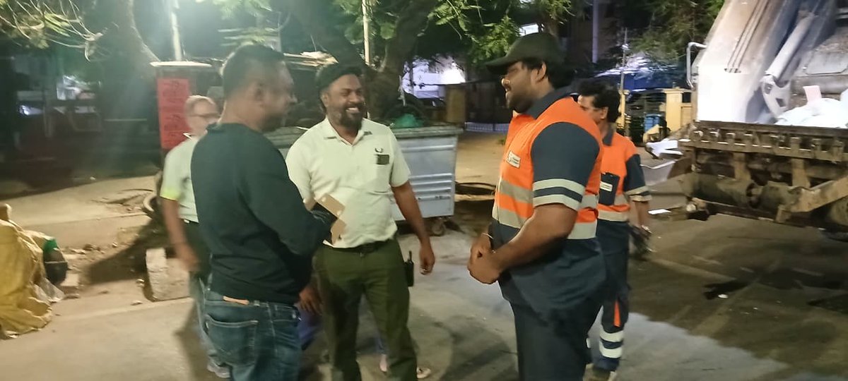 SumeetUrbaser's tweet image. A visit that made the day truly special 
This Labour Day at Z13 Ward 174/179, MG Road, our respected CEO appreciated our team with sweets—honouring their dedication and hard work.
#LabourDay #Gratitude #urbasersumeet #leadership
