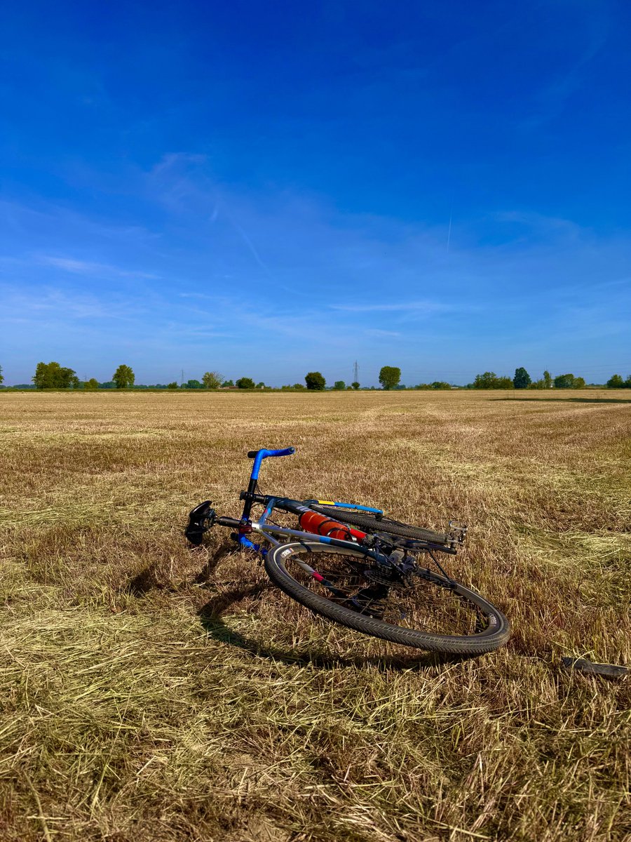 stefanomeloni12's tweet image. Palestra = muri.
Bici all’aperto = mondo intero.
Scegli il tuo allenamento.
Io ho già scelto 🚴🏻‍♂️🔥😊#cycling #bici #iopedaloqui #gravel #running #2maggio #71km