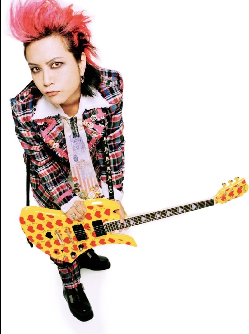 t_t_WithU's tweet photo. 28年前、あの時代『推し』って言葉があったら間違いなく初めてのそれで、間違いなくスーパーヒーローでした

あの頃と時代も、感覚も全く違うかもだけど『推し』は元気をくれるヒーローに間違いない

初代『推し』も今日の『推し』もありがとう
🎸🌈
#hide命日
#MAYA
#また春に会いましょう https://t.co/LpnDmjyjvK