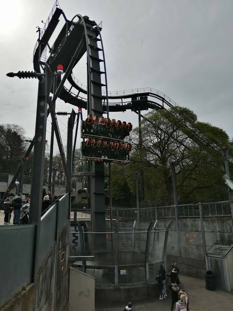 MarkDABond's tweet image. Fun Fact!

Im Alton Towers, UK is a rollercoaster ride called #OBLIVION.

The drop doesn't look high, but it is when you're on top.

You drop into a misty tunnel so it looks like you're heading into concrete.

I don't do heights or rollercoasters well.

Speed ~ 1G.

I did good.