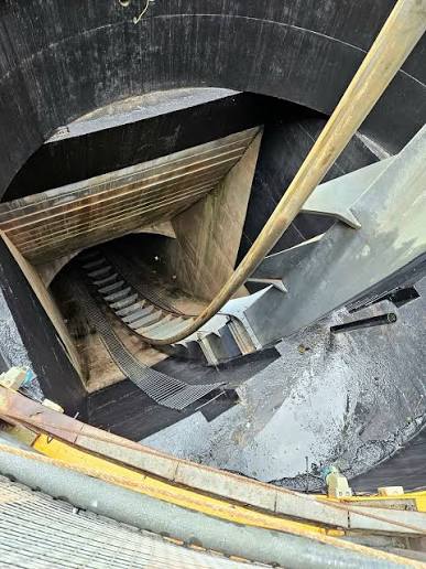 MarkDABond's tweet image. Fun Fact!

Im Alton Towers, UK is a rollercoaster ride called #OBLIVION.

The drop doesn't look high, but it is when you're on top.

You drop into a misty tunnel so it looks like you're heading into concrete.

I don't do heights or rollercoasters well.

Speed ~ 1G.

I did good.