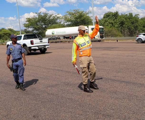 _ArriveAlive's tweet image. A traffic officer was assaulted by a school bus driver on the N1 South at Ysterberg

arrr.co.za/pTzOz

#ArriveAlive #Enforcement