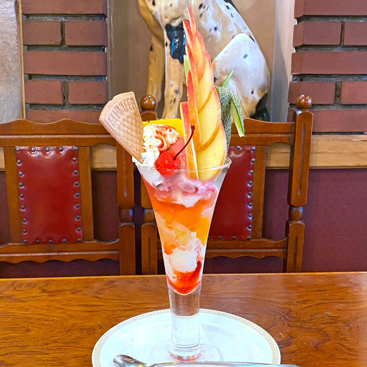 sakuyaoi's tweet photo. 清水駅前の喫茶店【羅比亜】さんが
本日で50周年とのことでした！

代替わりされメニューもここ数年で色々リニューアルされていますが、変わらないレトロお洒落な店内と駅近便利な定番店として世代を超えて愛されていますζζ https://t.co/ZCTtEhbZKB