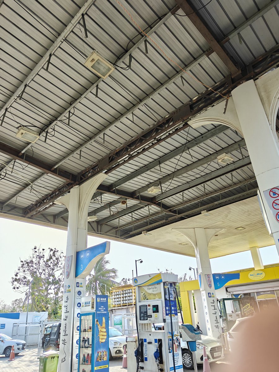 FI_2025's tweet photo. Major safety lapse at Bhambra HighwayStation (Jaganathpur) today at 15:57. An iron angle fell from the canopy onto my head while filling diesel.This negligence is life-threatening. investigate immediately. 
​@BPCLimited @MoPNG_India @HardeepSPuri @PIBBhubaneswar https://t.co/0TGYvCW2Rl
