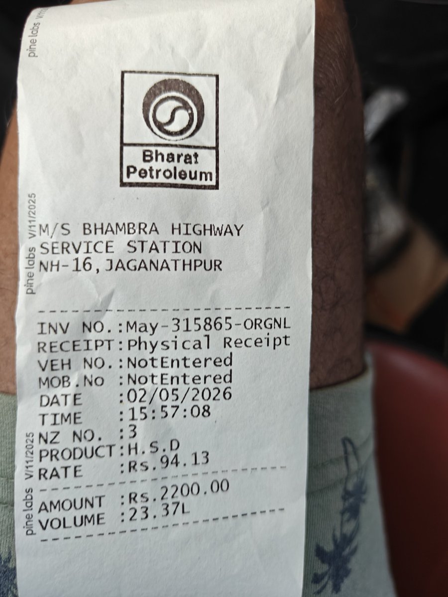 FI_2025's tweet photo. Major safety lapse at Bhambra HighwayStation (Jaganathpur) today at 15:57. An iron angle fell from the canopy onto my head while filling diesel.This negligence is life-threatening. investigate immediately. 
​@BPCLimited @MoPNG_India @HardeepSPuri @PIBBhubaneswar https://t.co/0TGYvCW2Rl