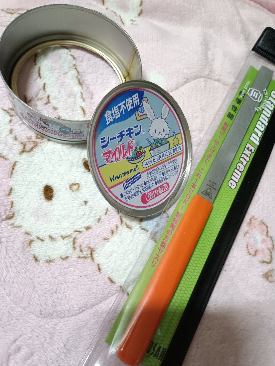 buncyyyo's tweet photo. シーチキンのサンリオコラボ、どうやって保管しよかと思ってたけど、「コラボ缶　ペン立て　リメイク」で検索したやり方で底の部分だけ切り離せた！切り口は危ないので後でマステ貼る。カワイイ小皿にリメイクできて超満足！（20分くらい削った、疲れた😑） https://t.co/sqmg9ifDrU