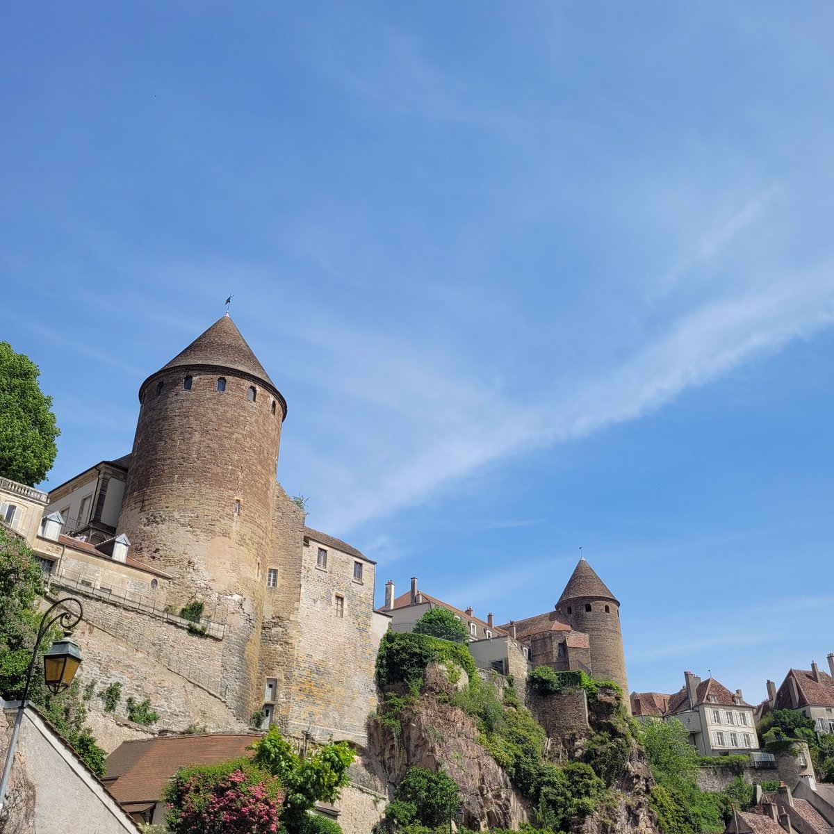 CatMo0105's tweet photo. Le joli village de Semur en Auxois
#Bourgogne https://t.co/efBOzu4R2W