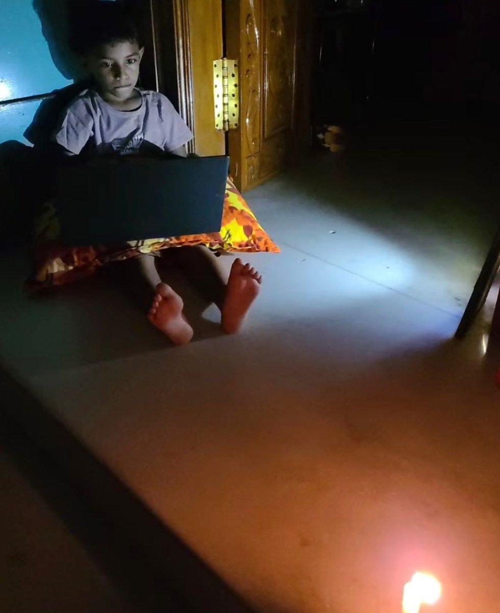 ChessbaseIndia's tweet image. This is 8-year-old Tamizh Amudhan (born on 2nd of September 2017). He is sitting in his home in Sivakasi. The electricity was not there so he had to use a candle. 

In the first round of Freestyle Friday, he was pitted against world no.7 Vincent Keymer (2759). Not only is Vincent