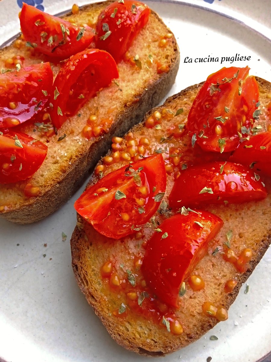 Cucinapugliese's tweet image. Pane e pomodoro... un connubio irresistibile che sa di casa, di tradizione e di amore.🏠💕🍽️
Chi non ha mai assaporato questa delizia non sa cosa si perde! ❤️

Sito UFFICIALE: 
➛ lacucinapugliese.org

#2aprile #puglia #salento #food #cucina #blogger #lunch #italia #italy