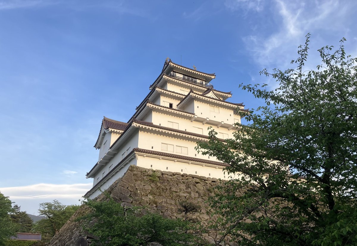 帰省初日という事で久々にお城を眺めに…🏯
入り口の廊下橋には当時の雰囲気を感じつつ、夕陽に照らされるお城は非常に風情がありました✨