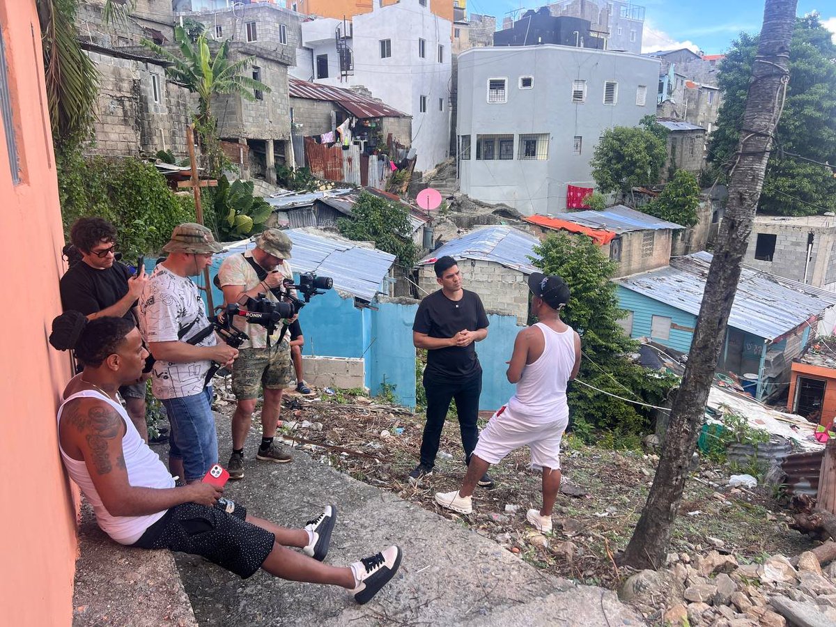 reporter0s's tweet photo. ¡Hola! Les saluda @FernandoMONRO.

Hoy me dio mucha alegría ver en pantalla el nuevo RT Reporta que realizamos en República Dominicana: EL FUEGO DEL BARRIO.

Fue una experiencia profundamente enriquecedora. Sinceramente, por momentos me sentía dentro de una película. 🎥 Les aseguro que todo fue espontáneo. 

Aquí les dejo el enlace para que puedan ver el programa, y luego esperamos sus comentarios 
👉 https://t.co/rwiiYhSl3L

 ¿Qué fue lo que más les impactó del programa?

Día a día con🎤@RTReporteros