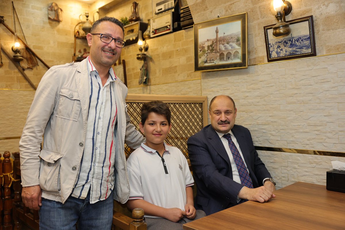 nedimatilla's tweet photo. 🤝 Samimiyetle atılan her adım, gönülden gönüle uzanan en güzel yoldur…

Birlikte yürüdükçe anlam kazanan, paylaştıkça çoğalan bir hikâye… 🤍

#MehmetKasımGülpınar 

📍Şanlıurfa / Divanyolu Caddesi https://t.co/9G2GnB2GmB