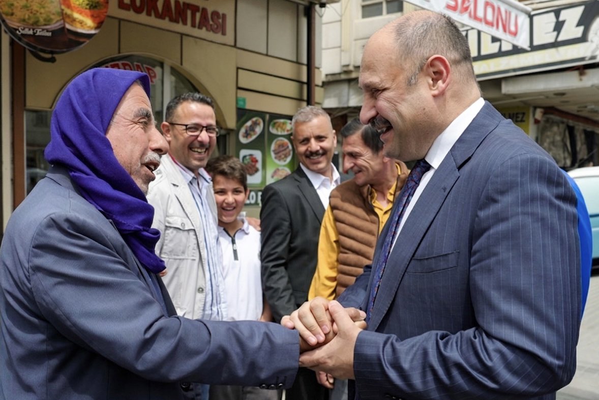 nedimatilla's tweet photo. 🤝 Samimiyetle atılan her adım, gönülden gönüle uzanan en güzel yoldur…

Birlikte yürüdükçe anlam kazanan, paylaştıkça çoğalan bir hikâye… 🤍

#MehmetKasımGülpınar 

📍Şanlıurfa / Divanyolu Caddesi https://t.co/9G2GnB2GmB