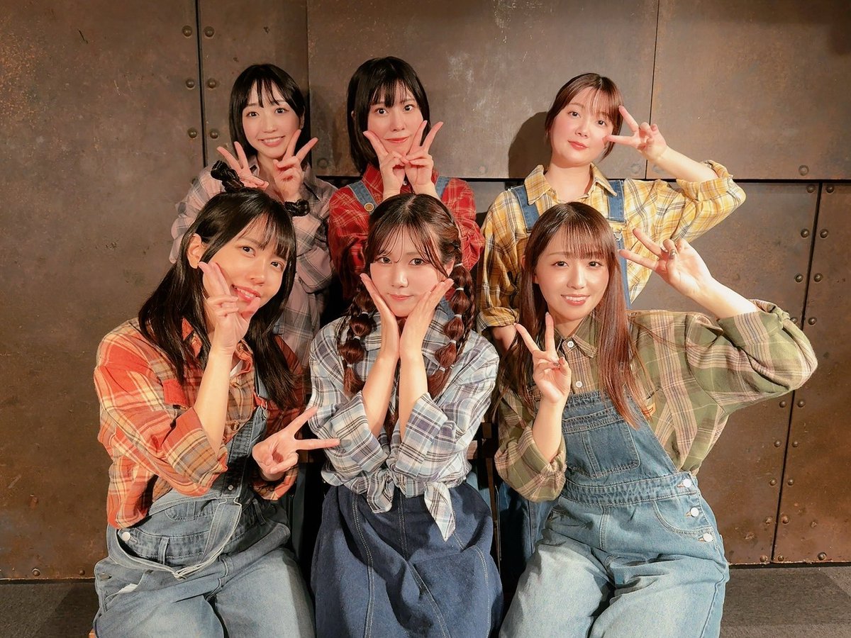 TimesDaisy's tweet photo. #デジプロコント 稽古が終了しまして、
明日の18:00~始まります🌼

コントイベントと称しながら、江戸さんの脚本とコメディ女優達の力で、なかなかに激しくアツい2本立てオムニバスになっていると思います🪩✨️

どうぞお楽しみに！

🎪https://t.co/C7tn9M3ZNw
🎫 https://t.co/J9J1QZqqqn https://t.co/eQMnOIazcn