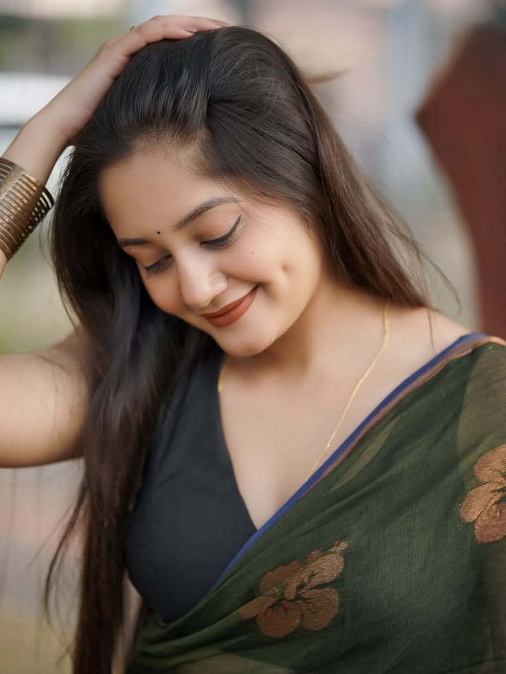 Itz_Nainika's tweet image. .       तपती हुई सांसें और ये नज़दीकियों का खुमार,

बस ठहर जाए ये लम्हा, और बढ़ जाए प्यार। 🍁

@Itz_Nainika 🕊️