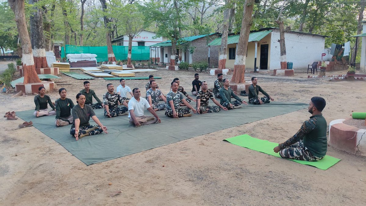9BnSSB_INDIA's tweet photo. 100 рджрд┐рдиреЛрдВ рдХреЗ рд╕рддрдд рдпреЛрдЧрд╛рднреНрдпрд╛рд╕ рдХреЗ рд╕рд╛рде рдЕрдВрддрд░реНрд░рд╛рд╖реНрдЯреНрд░реАрдп рдпреЛрдЧ рджрд┐рд╡рд╕ 2026 рдХреА рдУрд░ рдмрдврд╝рддреЗ рдХрджрдотАФрдЬрд╡рд╛рдиреЛрдВ рдиреЗ рдпреЛрдЧ рдХреЗ рдорд╛рдзреНрдпрдо рд╕реЗ рд╢рд╛рд░реАрд░рд┐рдХ рдлрд┐рдЯрдиреЗрд╕, рдорд╛рдирд╕рд┐рдХ рд╕рдВрддреБрд▓рди рдФрд░ рдЖрдВрддрд░рд┐рдХ рдКрд░реНрдЬрд╛ рдХреЛ рдирдИ рджрд┐рд╢рд╛ рджреАред
#SSB_INDIA
#SSBSHQGKP
#SSBFTRLUCKNOW
#InternationalYogaDay2026
#100DaysOfYoga
#FitAndCalm
#YogaForForce https://t.co/2yfLPB8Cmd