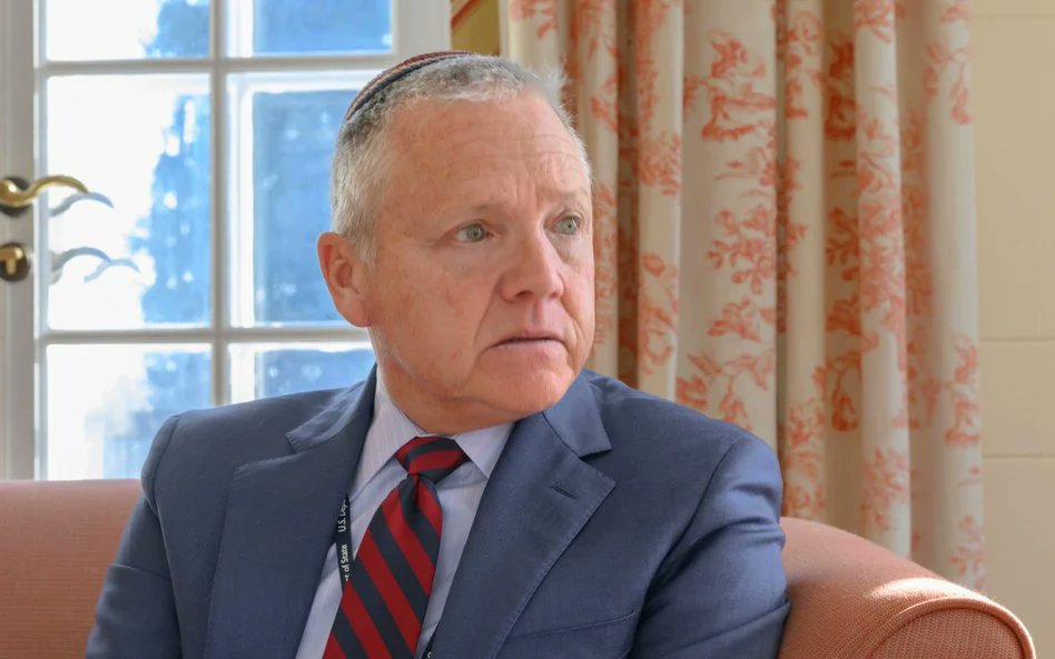 Drodzy Amerykanie.

Przyślijcie nam tutaj Amerykanina do swojej ambasady, a nie faceta w mycce, którego priorytetem jest "Izrael First". Ambasadora Izraela już tu mamy. Nie potrzebujemy dwóch.