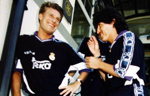 inakibustos's tweet photo. Ver a Laudrup y Zamorano juntos y me viene un partido a la cabeza 🤍💜
#HalaMadrid https://t.co/YElasSw8tj