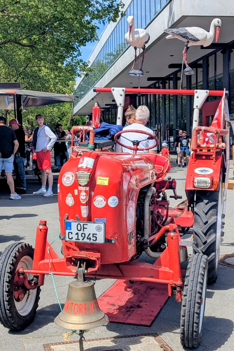 marneck17's tweet photo. Die Tradition lebt
Traktorenfront ❤️🤍⚽
#125jahrekickersoffenbach
#OFCFCA https://t.co/2WELDUPbv8