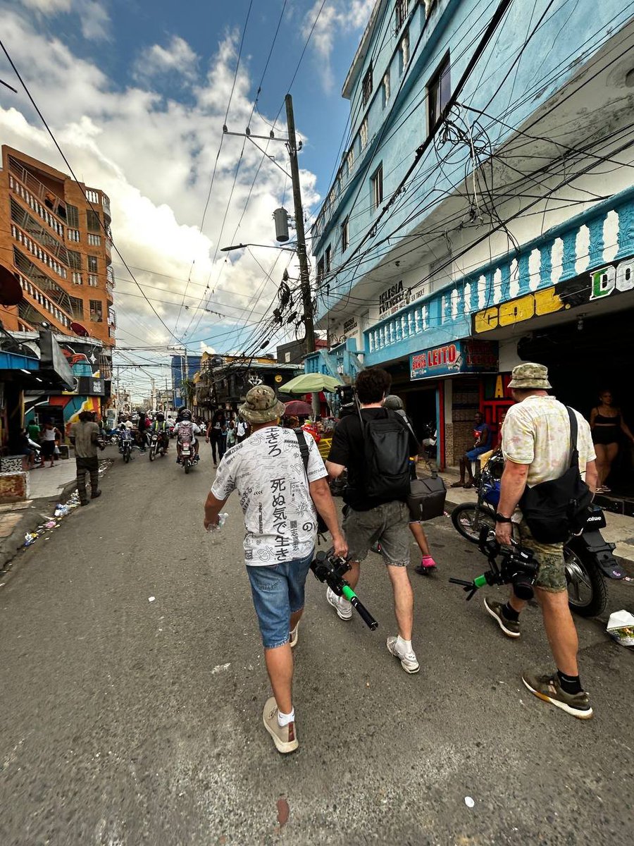 reporter0s's tweet photo. ¡Hola! Les saluda @FernandoMONRO.

Hoy me dio mucha alegría ver en pantalla el nuevo RT Reporta que realizamos en República Dominicana: EL FUEGO DEL BARRIO.

Fue una experiencia profundamente enriquecedora. Sinceramente, por momentos me sentía dentro de una película. 🎥 Les aseguro que todo fue espontáneo. 

Aquí les dejo el enlace para que puedan ver el programa, y luego esperamos sus comentarios 
👉 https://t.co/rwiiYhSl3L

 ¿Qué fue lo que más les impactó del programa?

Día a día con🎤@RTReporteros