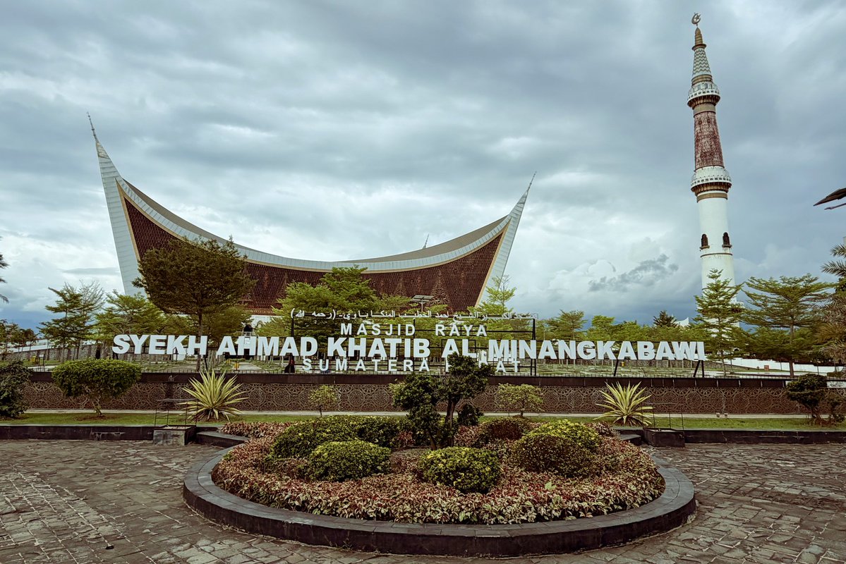 dwightronan's tweet image. Grand Mosque of West Sumatra. #padang #westsumatra #indonesia