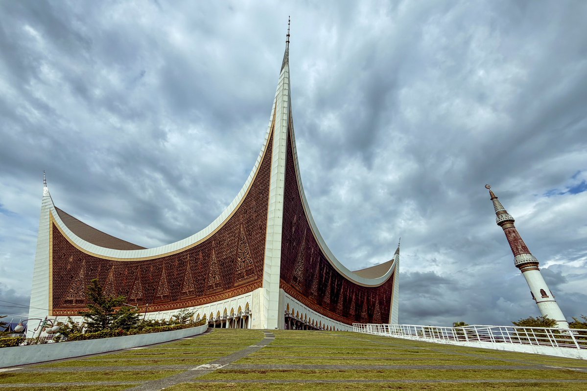 dwightronan's tweet image. Grand Mosque of West Sumatra. #padang #westsumatra #indonesia