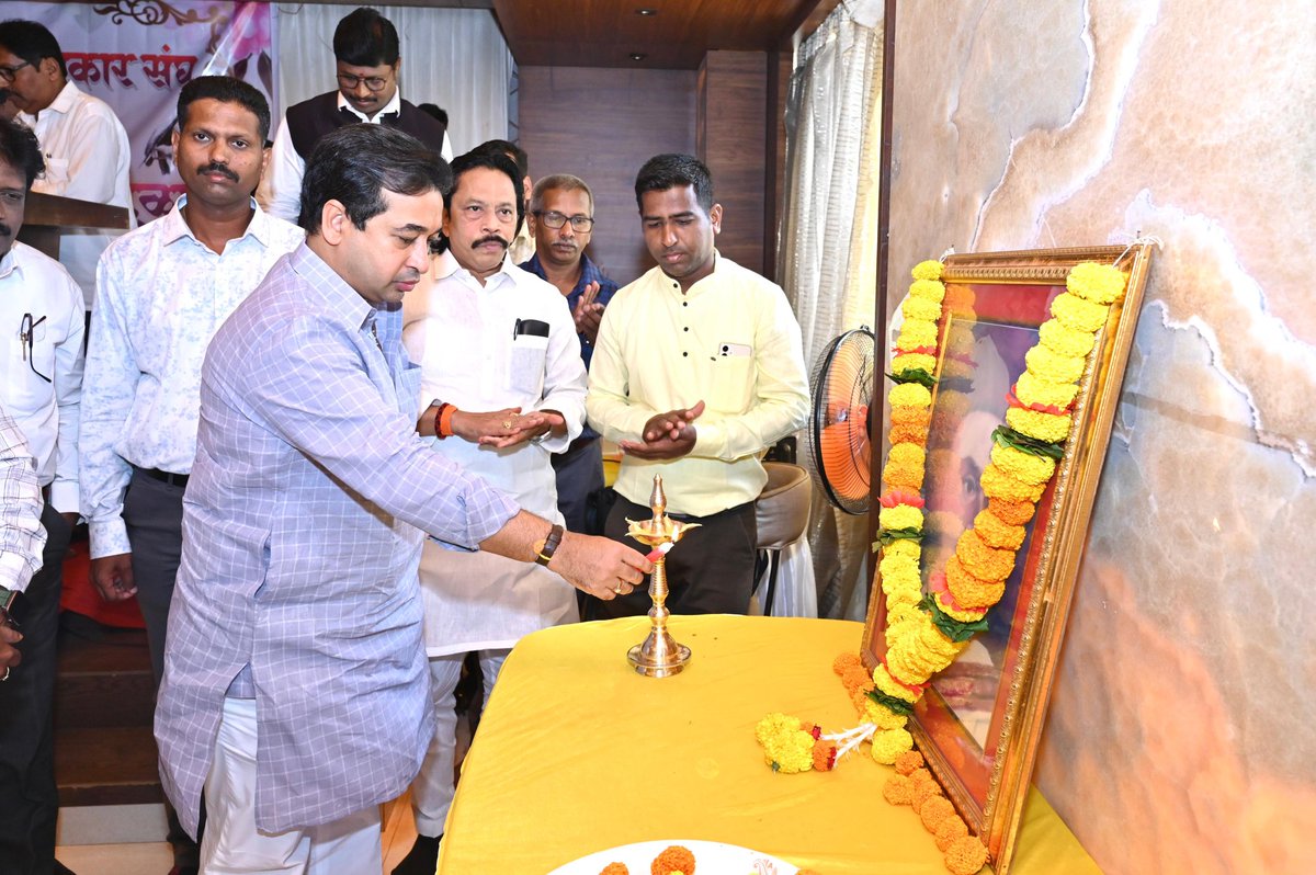 NiteshNRane's tweet photo. 📍२ मे २०२६ | कणकवली 

कणकवली येथील स्वामी विवेकानंद सभागृह येथे कणकवली तालुका पत्रकार संघ आयोजित पुरस्कार वितरण सोहळ्यास उपस्थित पत्रकारितेत उत्कृष्ट कामगिरी केलेले पत्रकार बांधव, यशस्वी उद्योजक, ज्येष्ठ वृत्तपत्र विक्रेते तसेच अवयव दान केलेल्या कुटुंबियांचा विशेष सत्कार केला. 

कणकवली तालुक्यातील पत्रकारसंघाचे कार्य उल्लेखनीय आहे. पत्रकारिता करतांना पत्रकार ���ांधवांचा नेहमी आरोग्याकडे दुर्लक्ष होत आहे. त्यामुळे सिंधुदुदुर्ग जिल्ह्यातील पत्रकारांसाठी दर 3 महिन्याला विशेष आरोग्य शिबिर आयोजित केले जाईल. तसेच ओरोस येथे दर्पण गृहनिर्माण संस्थेच्या माध्यमातून पत्रकारांसाठी घरे माफक दरात उपलब्ध केली जातील, अशी घोषणा यावेळी केली. 

यावेळी कणकवली नगराध्यक्ष संदेश पारकर, सभापती हर्षदा वाळके, पत्रकार संघाचे जिल्हाध्यक्ष उमेश तोरस्कर, परिषद प्र��िनीधी गणेश जेठे, माहिती अधिकारी मुकुंद चिलवंत, तालुकाध्यक्ष भगवान लोके, जिल्हा उप��ध्यक्ष संतोष राऊळ, लक्ष्मीकांत भावे, सचिव संजय सावंत यांसह पत्रकार बांधव उपस्थित होते.

#कणकवली_पत्रकार_संघ #सत्कार_सोहळा #कणकवली