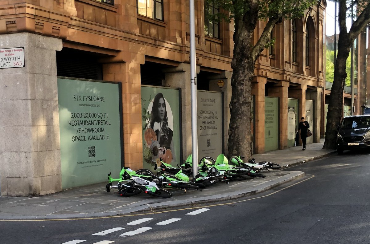 M_Steeples's tweet image. NAME &amp;amp; SHAME: Sloane Avenue/Ixworth Place, SW3 - Dumped bloody Lime bikes blocking the pavement day and night. Why isn't @SadiqKhan @MayorofLondon fining this irresponsible firm? Old people, the disabled, etc cannot get past. #Lime #LimeBike #Bikes #ElectricBikes #SadiqKhan