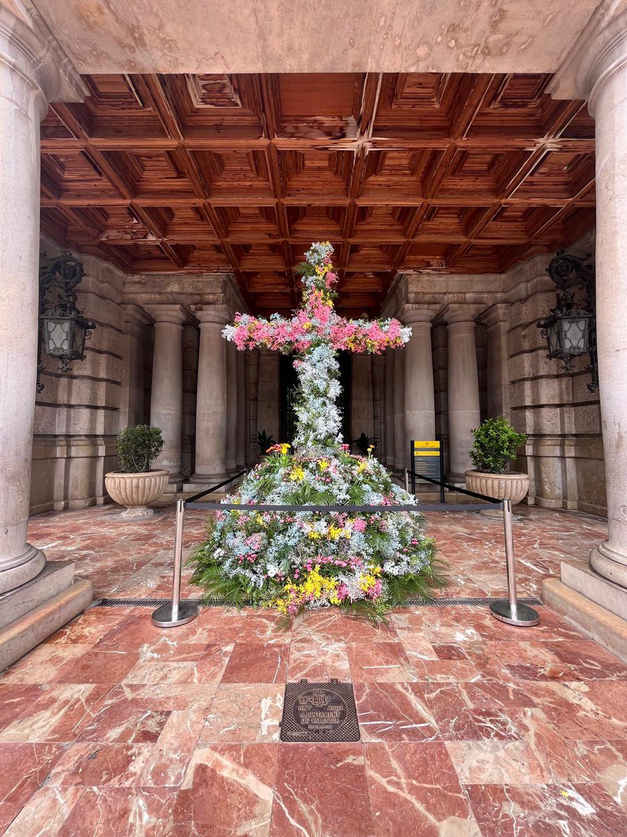 festesdeVLC's tweet photo. 🌿 Este cap de setmana, la ciutat s’ompli de creus pel concurs de @LoRatPenat_  que des de 1949, organitza conjuntament amb l’ @AjuntamentVLC 

🌸 Flors, tradició i cultura als carrers de València https://t.co/oXhTo4Usmy