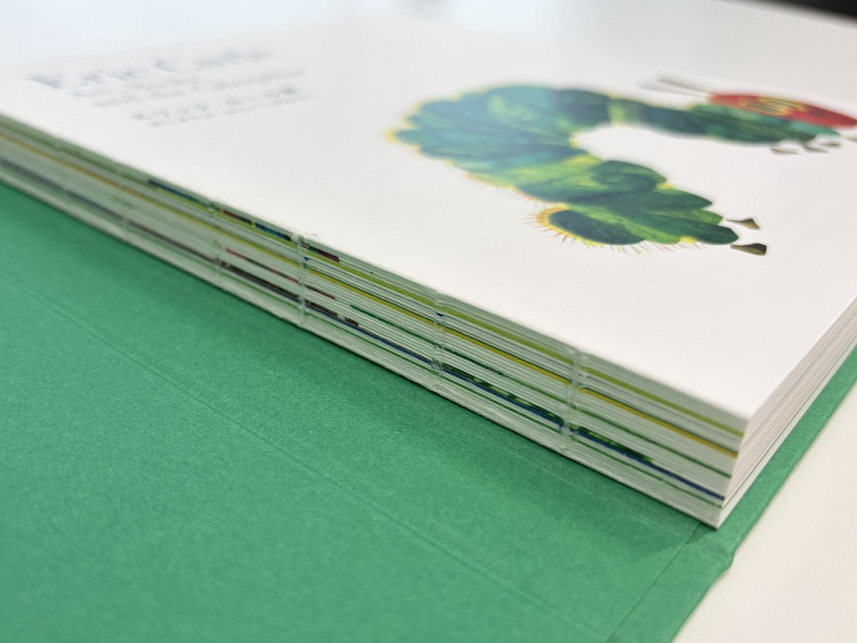 ericcarle26_27's tweet photo. 🔍#エリッ���・カール展　図録情報

本図録は、スイス装とコデックス装を組み合わせた製本仕様です。

スイス装：表紙と本文の背を接着しない
コデックス装：背の糸かがりを見せる
  →どのページも180度きれいに開くことが可能！

いずれも製本上の仕様で、不良ではありませんのでご安心ください📖 https://t.co/HUM6HFwhHP