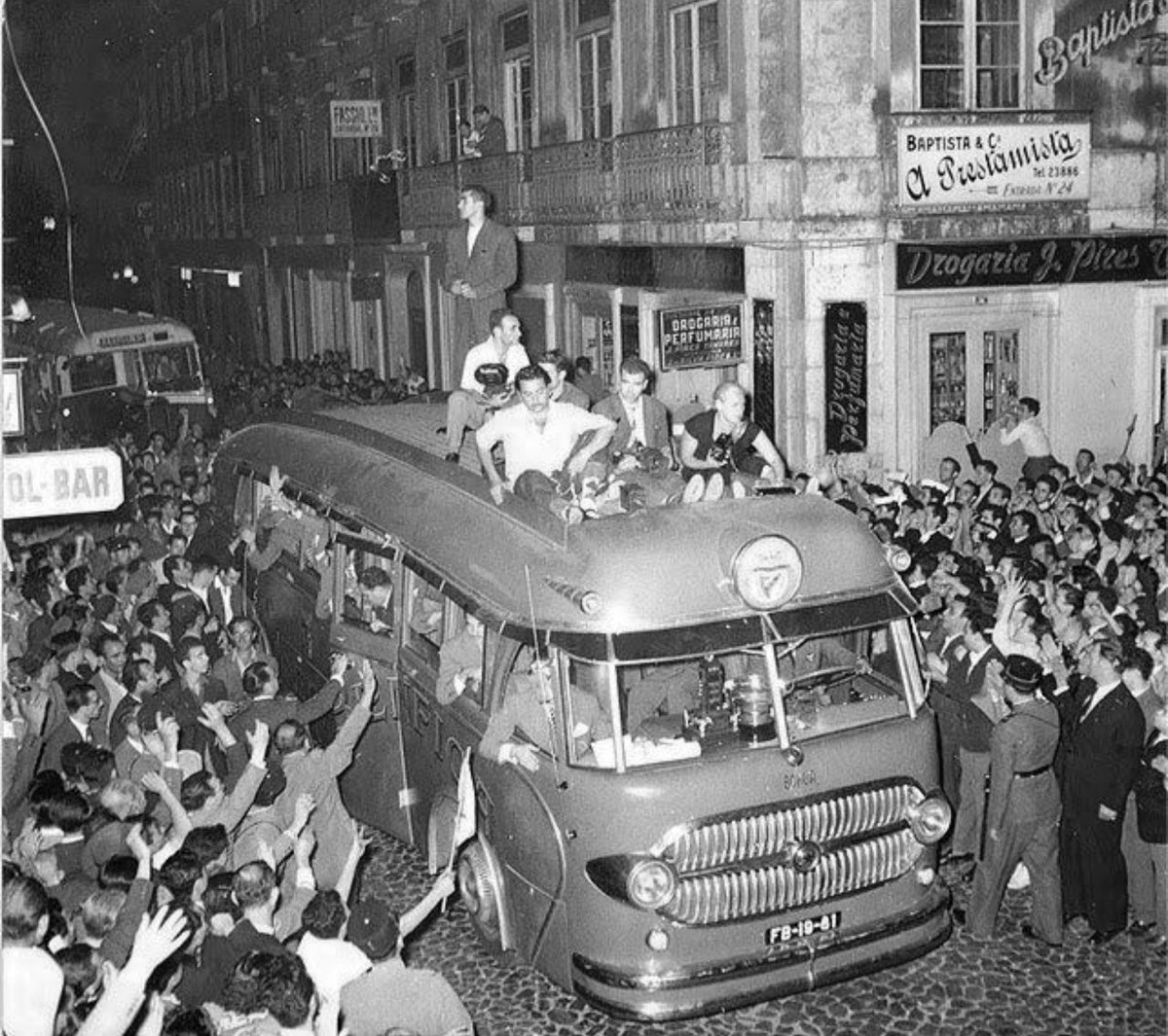 Neste dia, há 64 anos...

O Benfica derrotava o Real Madrid por 5-3 (José Águas 25', Cavém 33', Coluna 50', Eusébio 64' 69') na Final da TCCE 61/62 em Amesterdão, sendo pela 2º vez Campeão da Europa, até hoje a única equipa portuguesa a conquistar o troféu 2 vezes consecutivas.