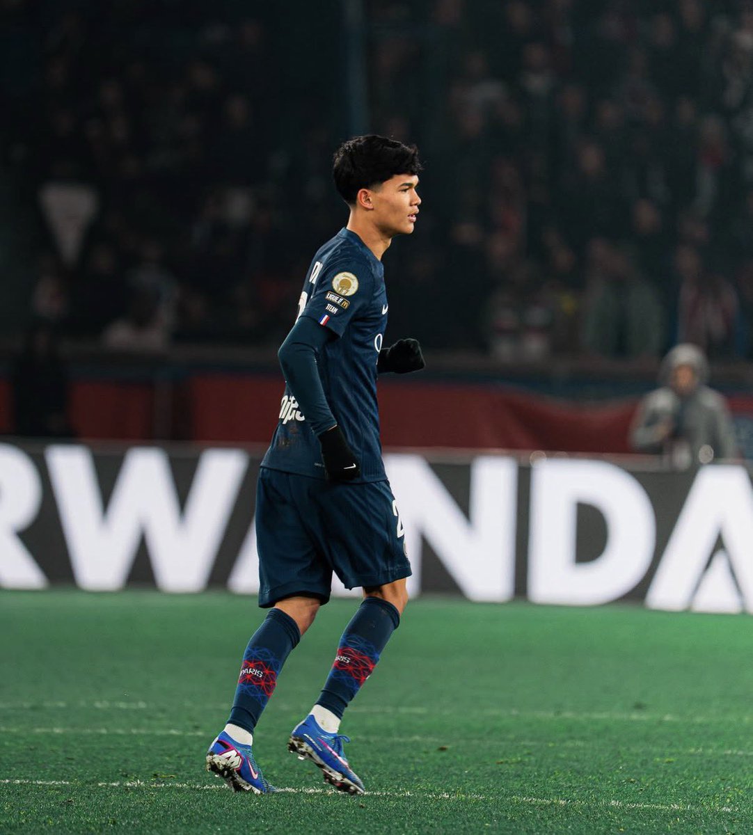 _BeFootball's tweet photo. 🚨 La presse espagnole voit le possible recrutement de David Boly 🇫🇷 (𝟮𝟬𝟬𝟵) au Barca comme une 𝗘́𝗡𝗢𝗥𝗠𝗘 𝗩𝗜𝗖𝗧𝗢𝗜𝗥𝗘 face au PSG après l’épisode Dro 😭💙❤️:

▫️Marca 🇪🇸 : « Une vengeance pour Dro. Le Barça et le PSG pourraient encore s’affronter sur le marché. »

▫️El Nacional Catalunya 🇪🇸 : « 𝗟𝗘 𝗕𝗔𝗥𝗖̧𝗔 𝗣𝗥𝗘́𝗣𝗔𝗥𝗘 𝗦𝗔 𝗩𝗘𝗡𝗚𝗘𝗔𝗡𝗖𝗘 𝗦𝗨𝗥 𝗟’𝗔𝗙𝗙𝗔𝗜𝗥𝗘 𝗗𝗥𝗢. »

▫️Mundo Deportivo 🇪🇸 : « La vengeance DRO. »

Les médias catalans @mundodeportivo et @sport publient déjà des highlights du joueur sur leur site. 😭

(via @footmercato)