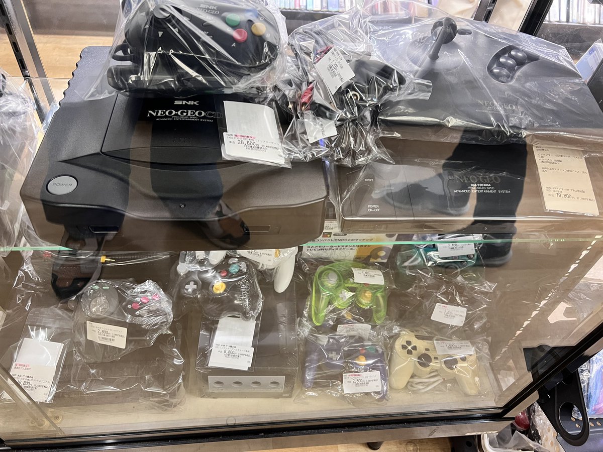 Nakamutter's tweet photo. 後輩がSwitch買いに行くということでヴィータ連れてってもろた。ネオジオソフトは買い時でねーかな？
ワイは3DO6ボタンパッドとかエルドラドゲート3巻とか買っちゃったw https://t.co/XklVgiEmu8