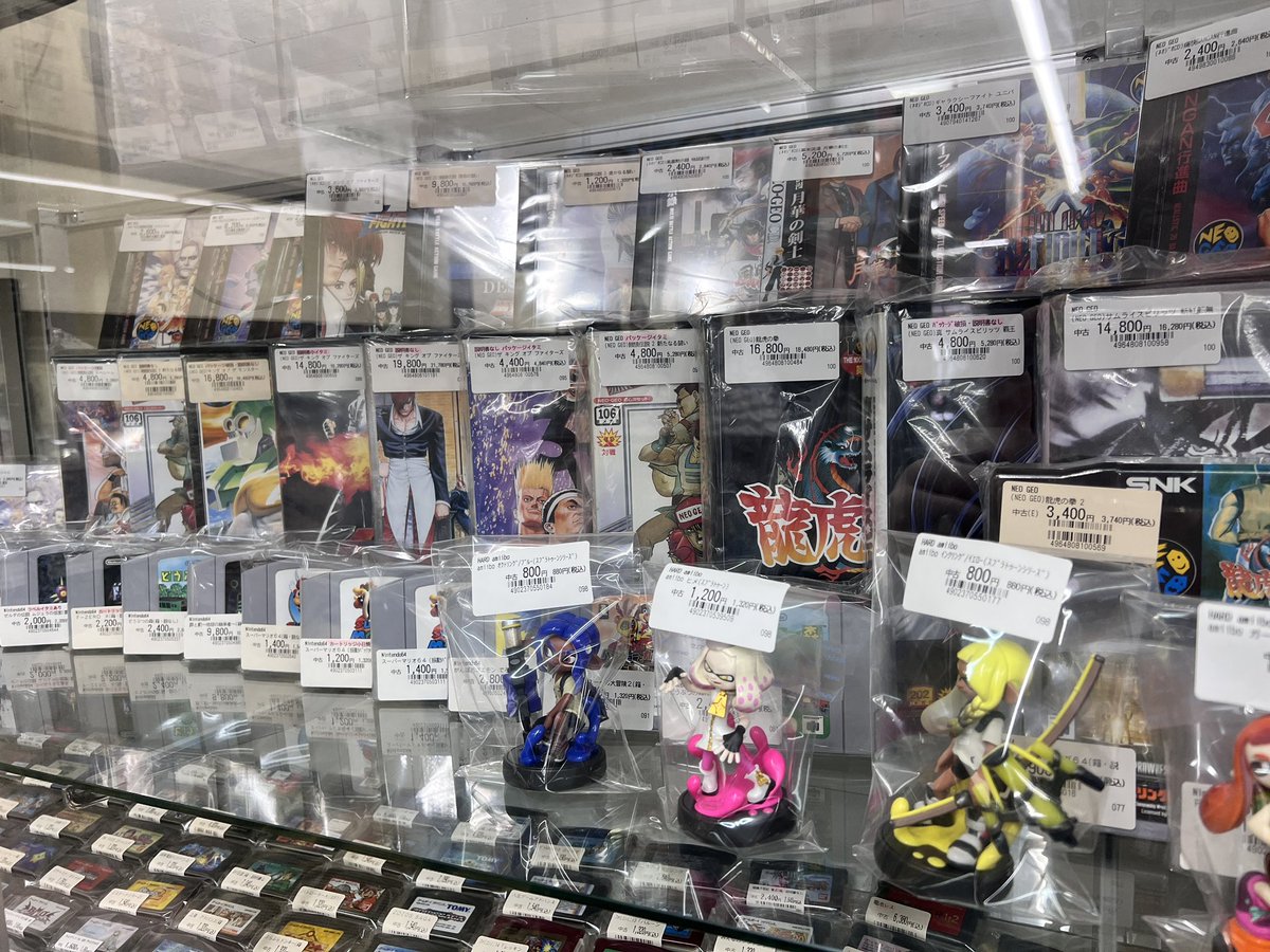 Nakamutter's tweet photo. 後輩がSwitch買いに行くということでヴィータ連れてってもろた。ネオジオソフトは買い時でねーかな？
ワイは3DO6ボタンパッドとかエルドラドゲート3巻とか買っちゃったw https://t.co/XklVgiEmu8