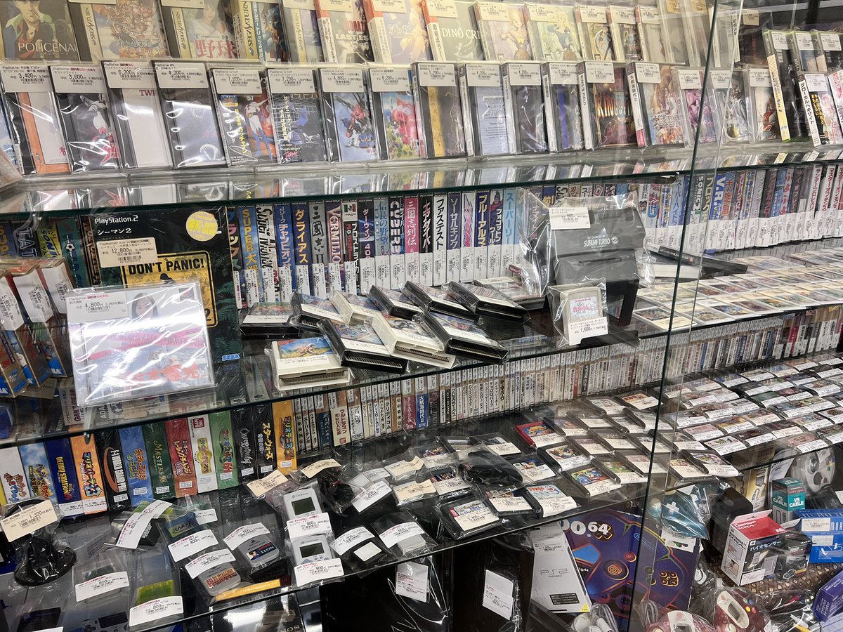 Nakamutter's tweet photo. 後輩がSwitch買いに行くということでヴィータ連れてってもろた。ネオジオソフトは買い時でねーかな？
ワイは3DO6ボタンパッドとかエルドラドゲート3巻とか買っちゃったw https://t.co/XklVgiEmu8
