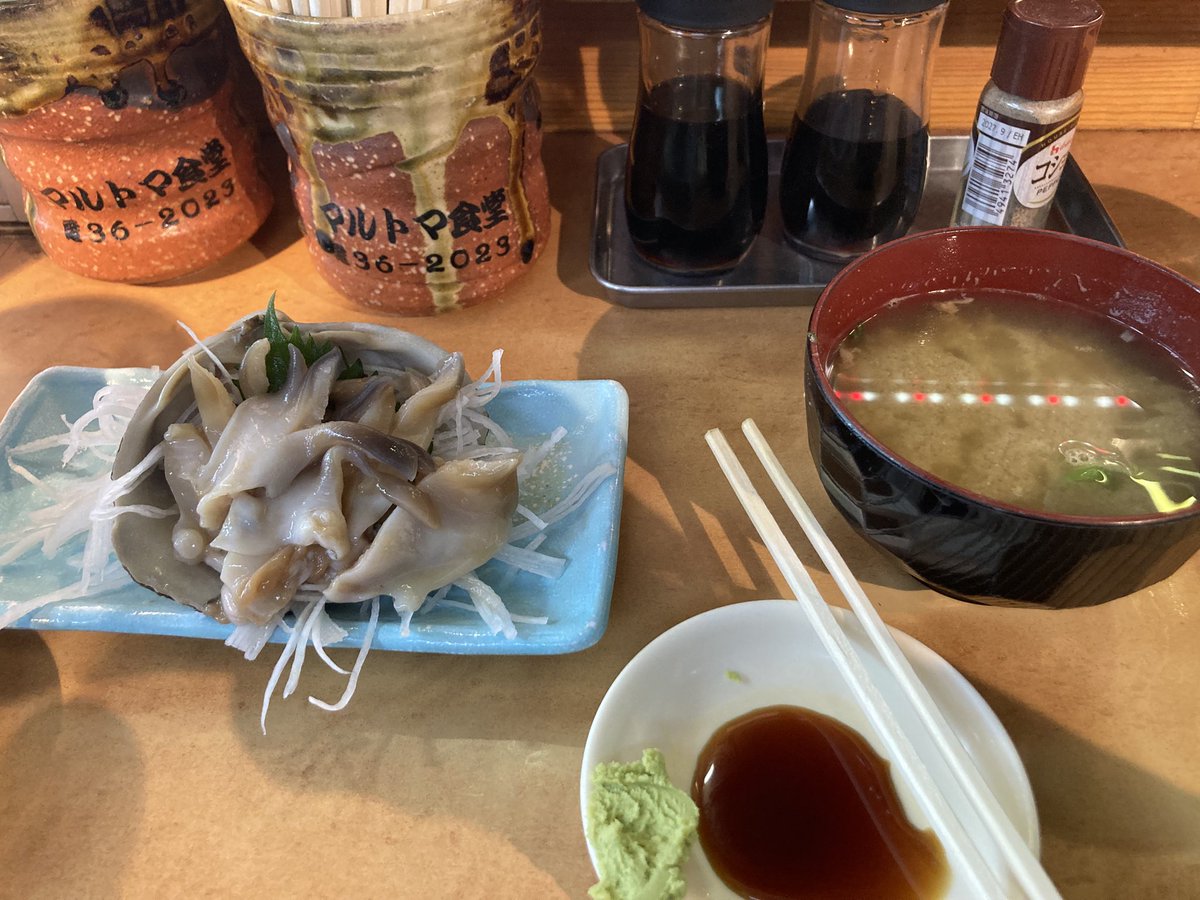 mu_sh09's tweet photo. 昨日は2年ぶりに苫小牧のマルトマ食堂へ行ってきました。
マルトマ丼1800円+ご飯大盛りとホッキ刺を。
昼前で1時間も並ばずに中へ入れました。

#苫小牧市　#北海道 https://t.co/uhx4aUuIIs