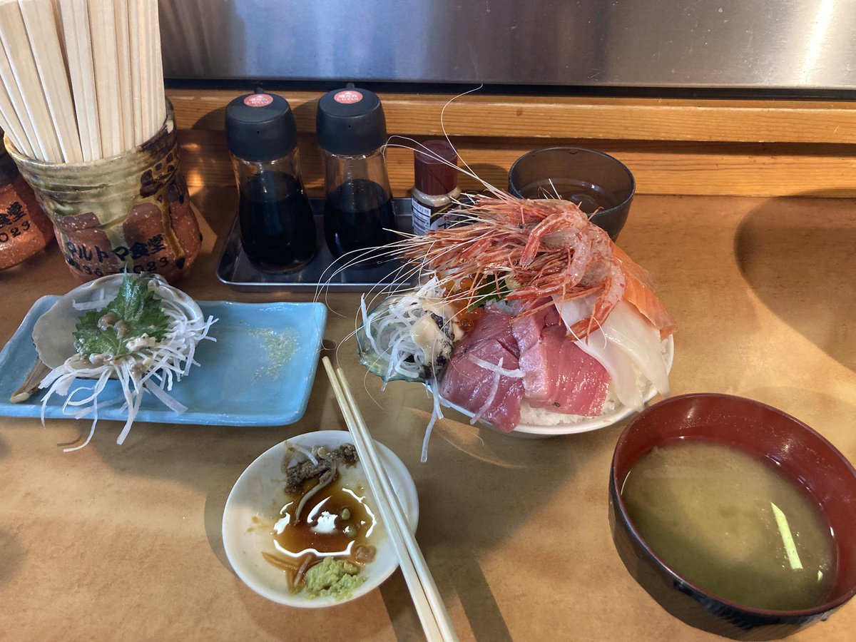 mu_sh09's tweet photo. 昨日は2年ぶりに苫小牧のマルトマ食堂へ行ってきました。
マルトマ丼1800円+ご飯大盛りとホッキ刺を。
昼前で1時間も並ばずに中へ入れました。

#苫小牧市　#北海道 https://t.co/uhx4aUuIIs
