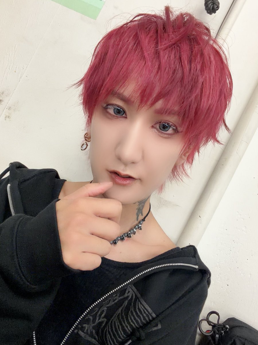 Yuh_Guitarist's tweet photo. Drawing Dawn Tour 6本目名古屋お疲れ！
来てくれたみんなありがとな!!
今日もより一層楽しかった🎸
5月２日は大好きなhideさんの命日なので「Beauty&amp;Stupid」のギターソロをvistlipの曲の中で弾いてみたよ！
ほんとに楽しかったなー https://t.co/3vabnzeIEX