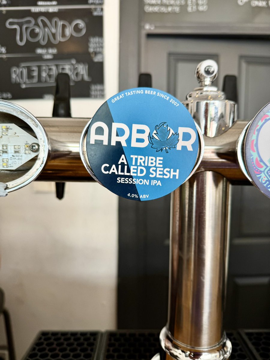 rwnash's tweet image. A Tribe Called Sesh - Arbor Ales - 4.0% ABV. B+ and a bit and a touch. Light, hoppy, refreshing with a tingly sherbetness #ale #beer #bier 

3.4/5. At The Awesome Prince Of Wales Micro in Chippenham. Where Fine Ales taste better in aged glasses. Fridge Solid.