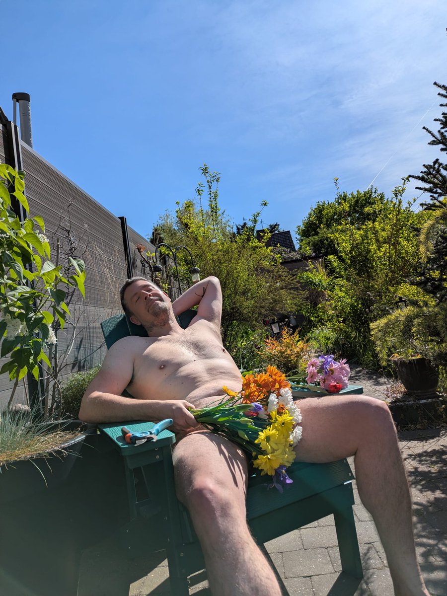 mctricke's tweet photo. Happy #worldnakedgardeningday
#naked #nude #gay #flowers #garden #hoscos @GaysFromBelgium @be_gay_belgium https://t.co/oaVEOGzANz