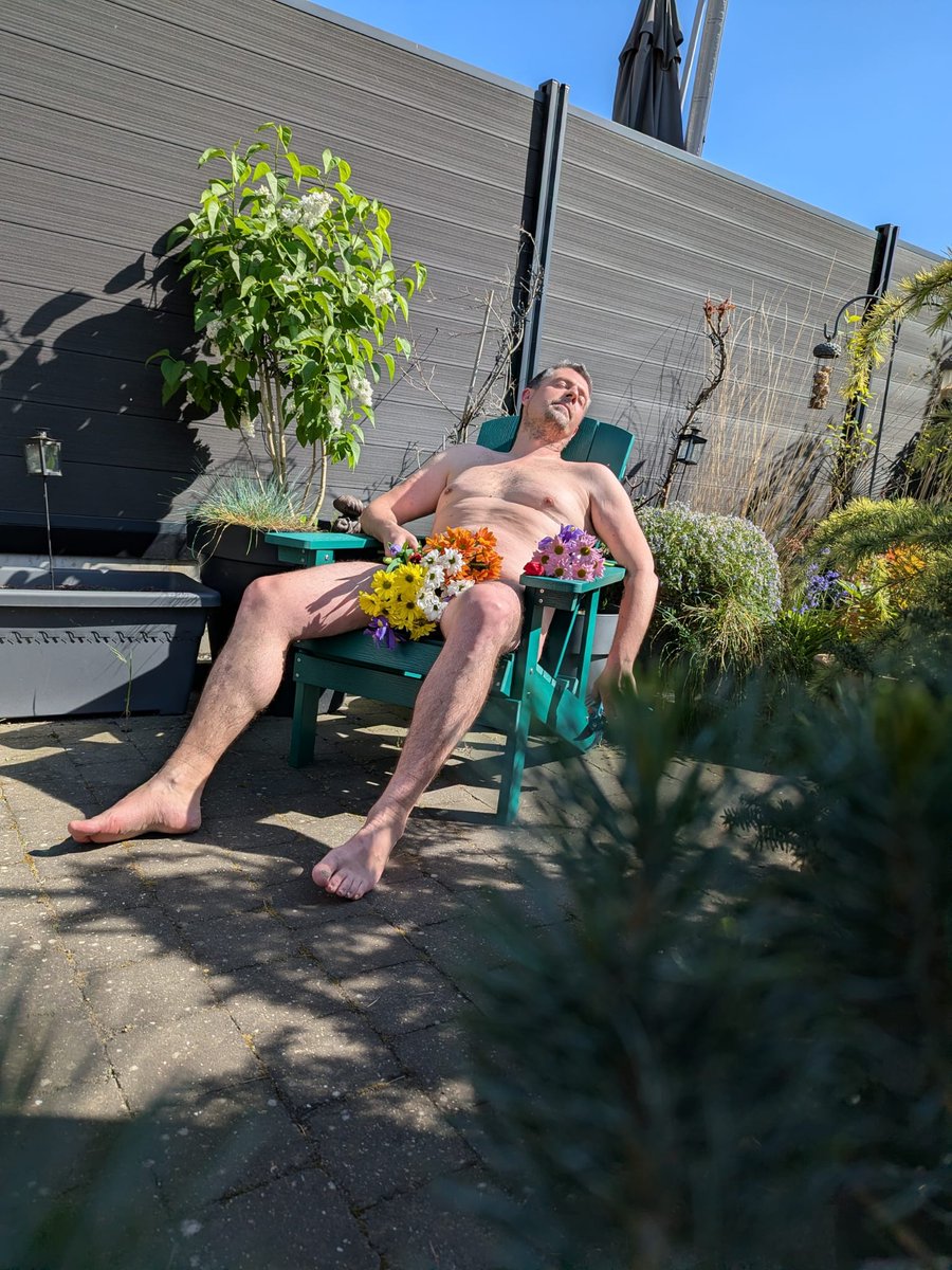 mctricke's tweet photo. Happy #worldnakedgardeningday
#naked #nude #gay #flowers #garden #hoscos @GaysFromBelgium @be_gay_belgium https://t.co/oaVEOGzANz