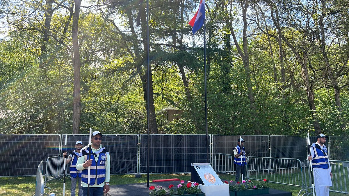 TahirSiddiqui93's tweet image. Grateful to be entrusted with flag hosting security duty at Jalsa Salana Netherlands 🇳🇱✨ Serving with humility, unity, and devotion—an unforgettable moment. 🤍 #JalsaSalana #Netherlands #Service #Faith #Unity #Gratitude