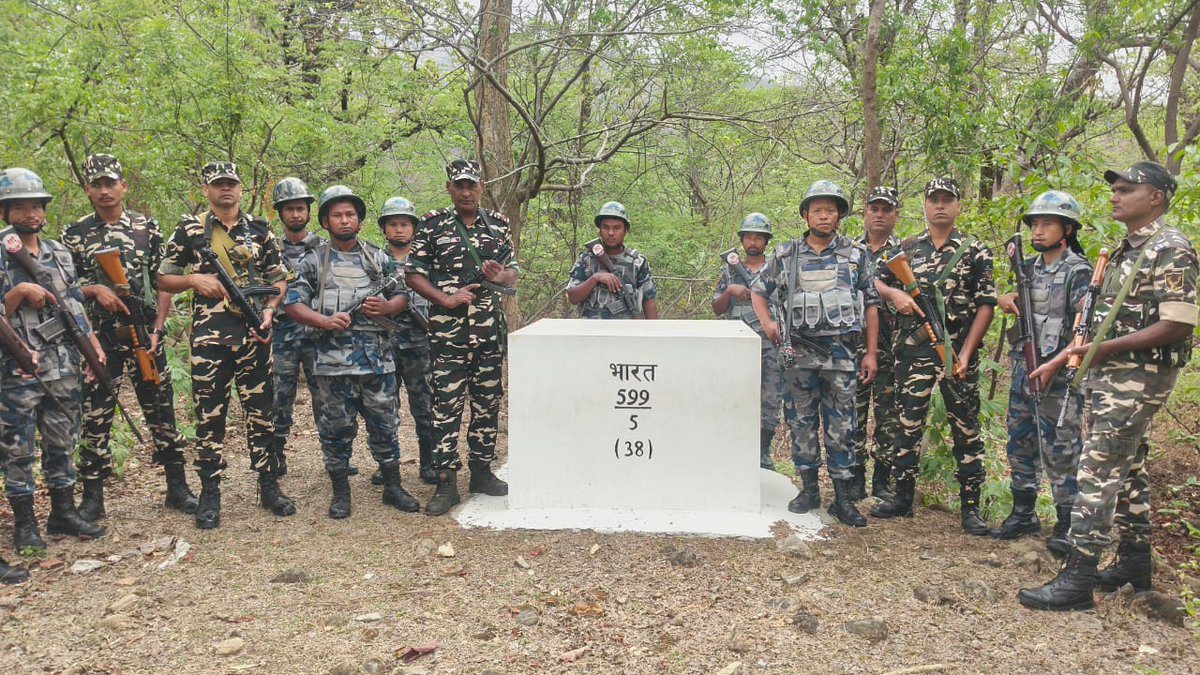 9BnSSB_INDIA's tweet photo. SSB और APF नेपाल के जवानों ने मिलकर सीमा स्तंभों का निरीक्षण किया, हर चिन्ह की पुष्टि करते हुए सीमा की स्पष्टता और सुरक्षा बनाए रखी।
#SSB_INDIA
#SSBSHQGKP
#SSBFTRLUCKNOW
#BoundaryCheck
#OnFieldDuty
#AlertIndia
#StrongBorders https://t.co/bXKXrpRyz9