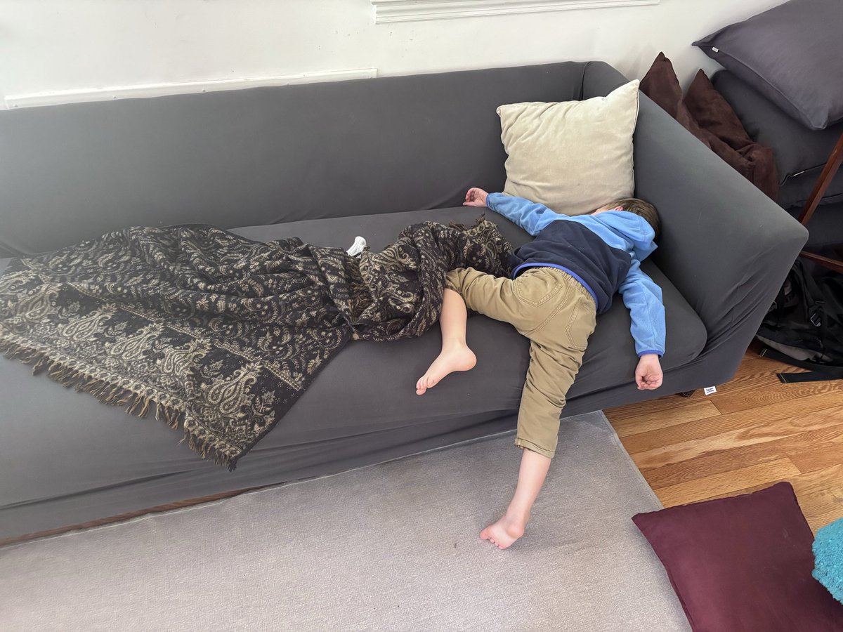 _KevinConnelly's tweet photo. Toddler sleep positions on another level https://t.co/6XRb2l9Zxg